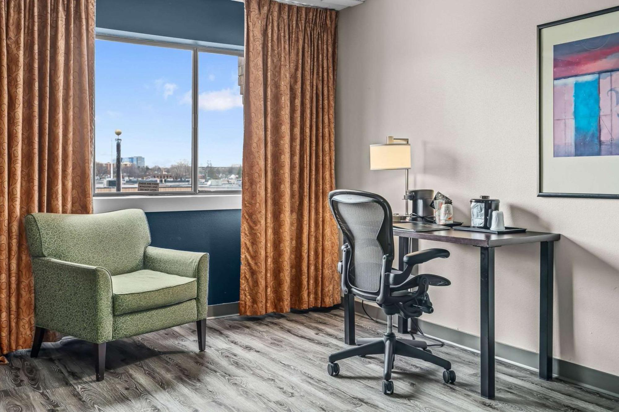 Quality Inn & Suites Mall Of America - Msp Airport Bloomington Exterior photo